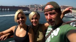 ¡Vacaciones cerdas en el mar! Doble follada para Jakeline Teen y Evita de Luna