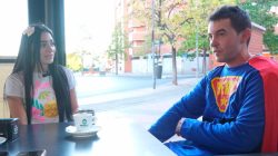 Ayuda humanitaria. Katalina Gomez ayuda a un mendigo a pasar un buen dia. SPOILER: Final Feliz :)