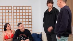 Sagriz viene a su debut porno con Sergio Lagos. No nos esperábamos que llegara Don Jorge con un joven aspirante