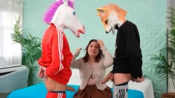 Con una venda en los ojos Nessa Cruz la valenciana golfa chupa dos pollones misteriosos y acaba lefada doblemente en este divertido trio sexual