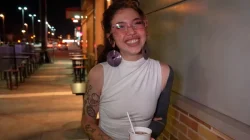 Fedora Morelli prepara su culo y su lengua bífida para follar salvajemente. Pero no esperaba que un negro de gran polla la partiera en dos