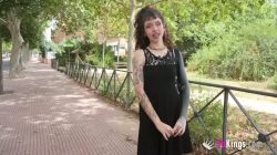La andaluza tatuada Fedora Morelli se cree que va a follar con un niñato… y se encuentra un trabuco